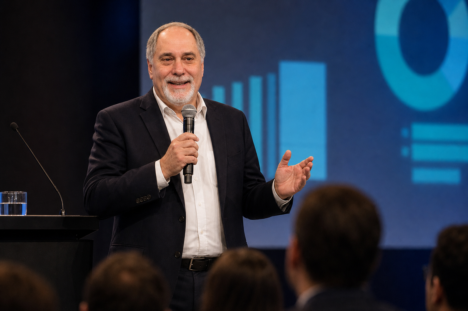 Gabriel Katz presentando ideas comerciales B2B